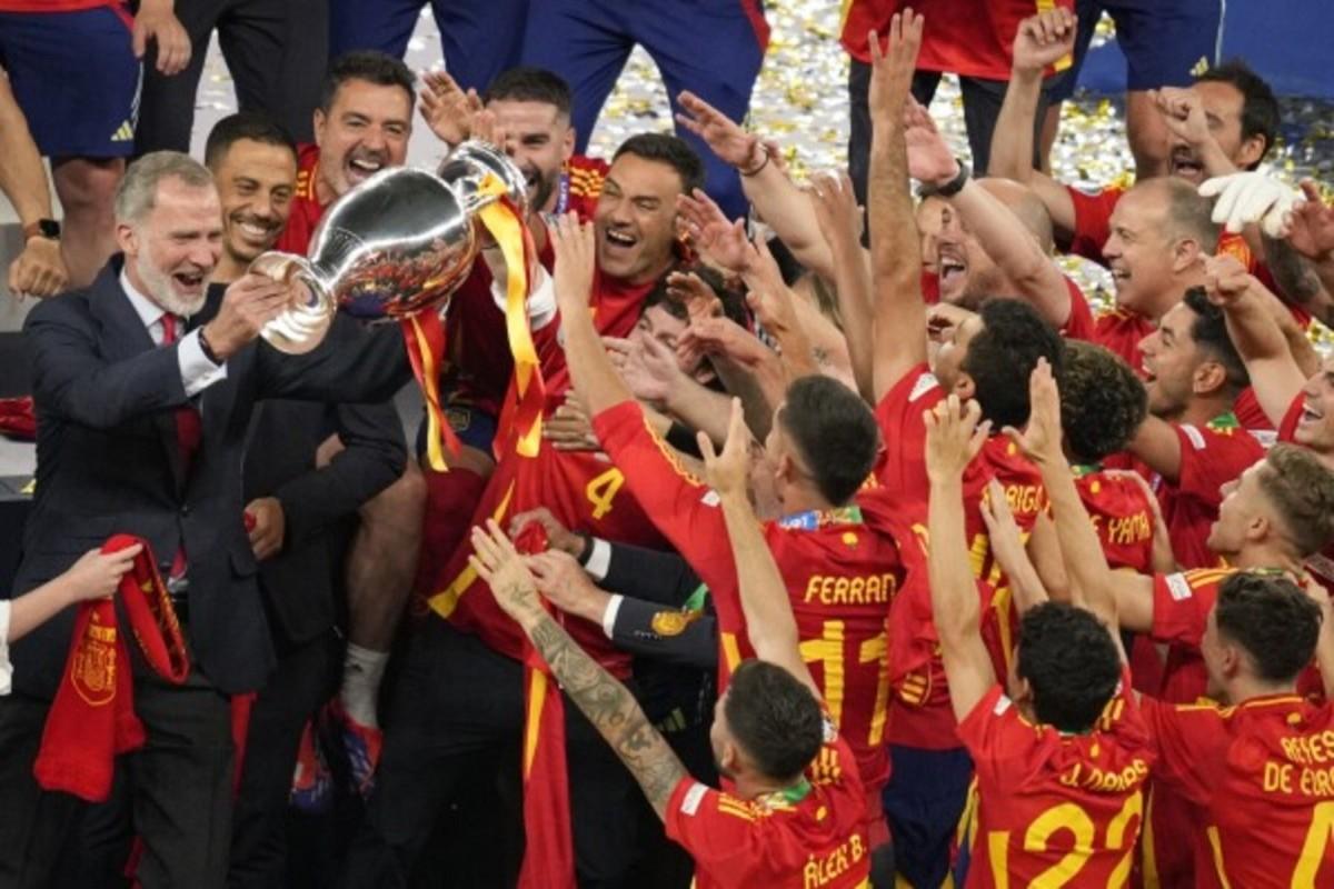 Spain's players celebrate winning the Euro Cup and meet the King.