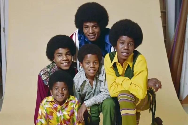 Itsinda The Jackson 5 ryatangiye kuririmba mu 1964, iyi ni ifoto yabo mu 1971. Uhereye ibumoso imbere Michael Jackson, Tito Jackson (inyuma ya MJ), Jackie Jacks