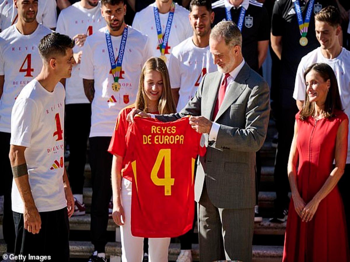  the King of Spain, Felipe VI and his family members, who thanked them and took a photo of the monument.